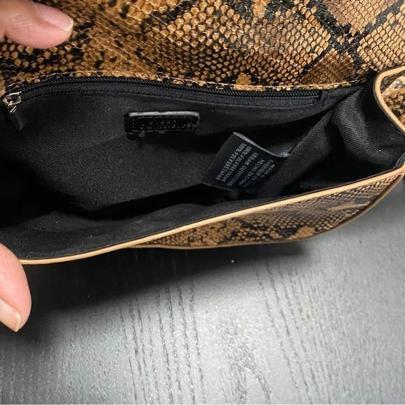 URBAN OUTFITTERS Faux Snakeskin Crossbody NWOT - Picture 5 of 12